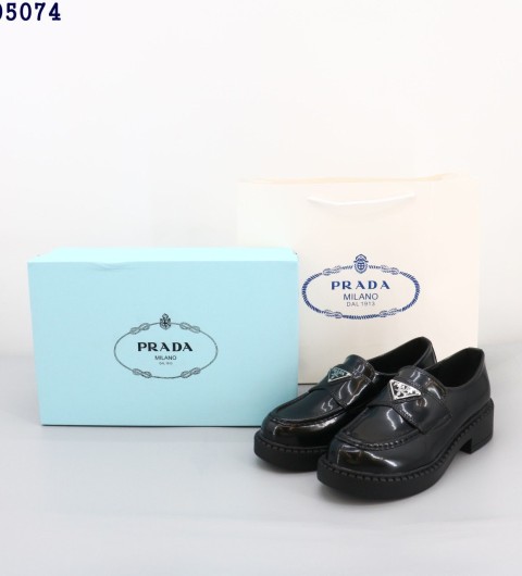 프라다  여성 로퍼 초콜릿 브러쉬드 유광 페이던트 국내배송