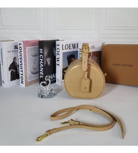 루이비통  쁘띠부아뜨 샤포백   국내배송