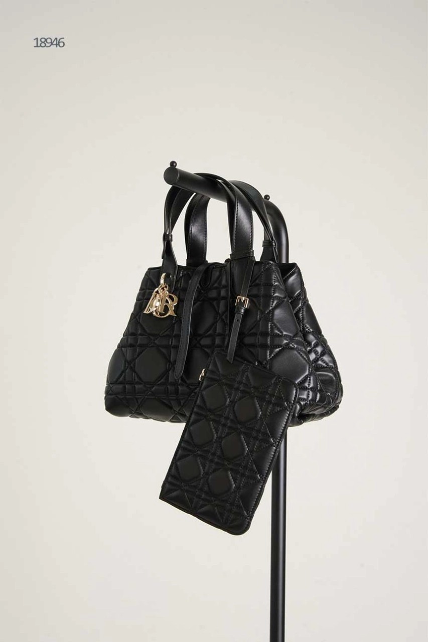 크리스찬 디올 메크로까나쥬 뚜주흐백 미듐 국내배송